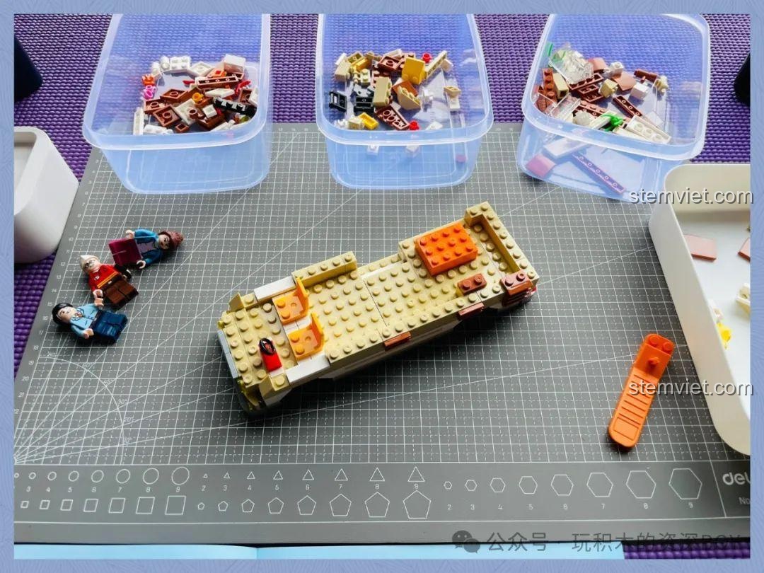 Ba minifigures đi kèm bộ lắp ghép Xe bán hot dog 601301, tăng thêm sự sống động cho đồ chơi mô hình.