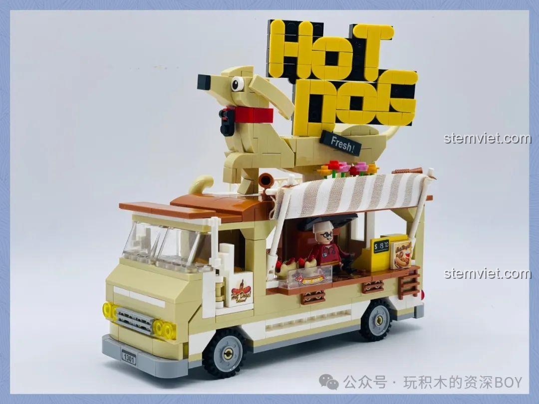 Lắp ráp biển hiệu Hot Dog và hình chú chó độc đáo của đồ chơi mô hình 301 Xe tải thực phẩm, điểm nhấn nổi bật của sản phẩm.
