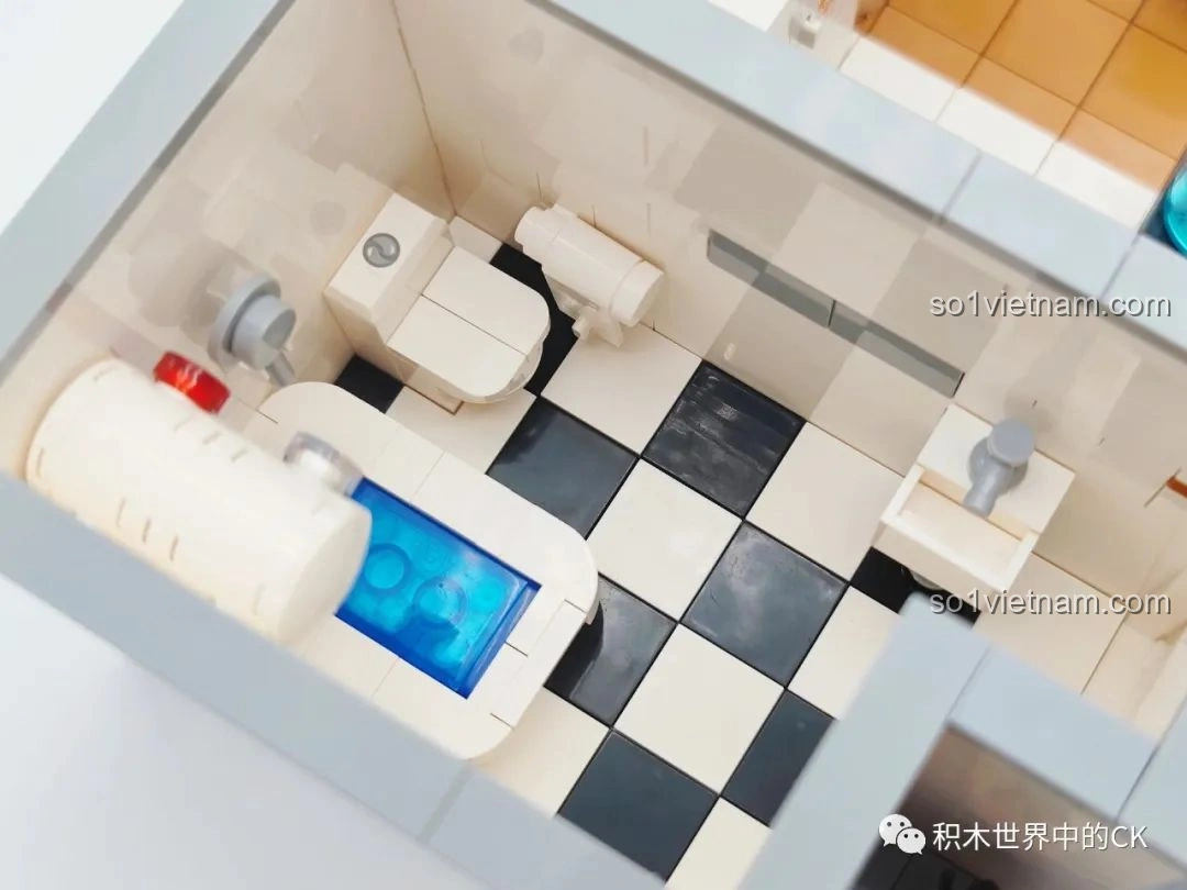 Chi tiết giá sách và trang trí tường cạnh bàn ăn trong bộ lắp ghép Gia Hữu Nhi Nữ - Phiên Bản Kỷ Niệm 18 Năm.