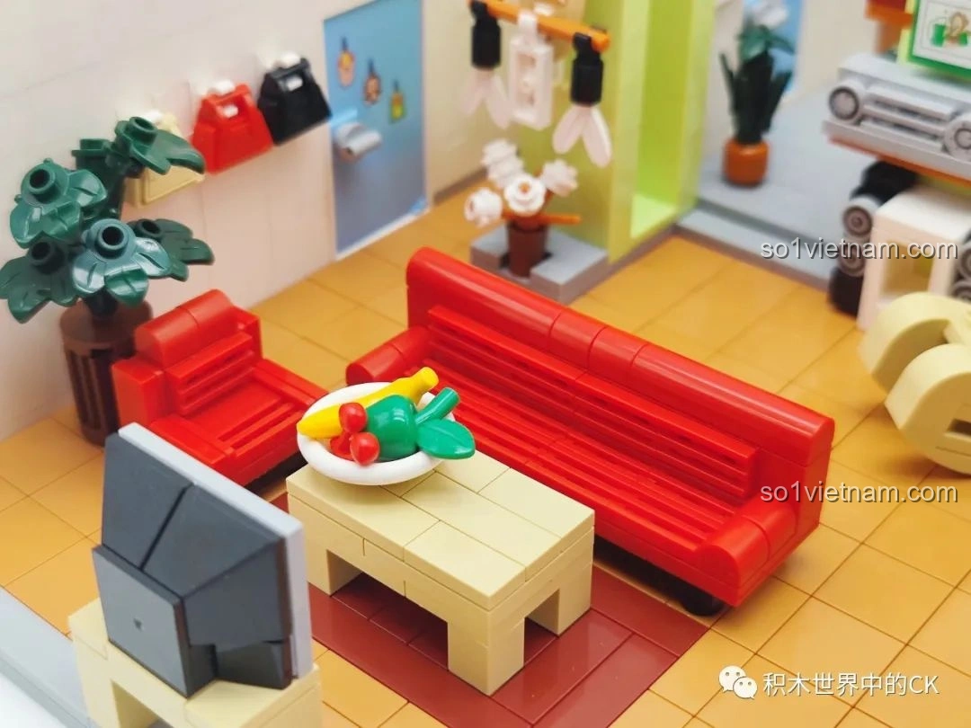 Chi tiết giá sách và đồng hồ treo tường trong bộ lắp ghép Gia Hữu Nhi Nữ - Phiên Bản Kỷ Niệm 18 Năm.