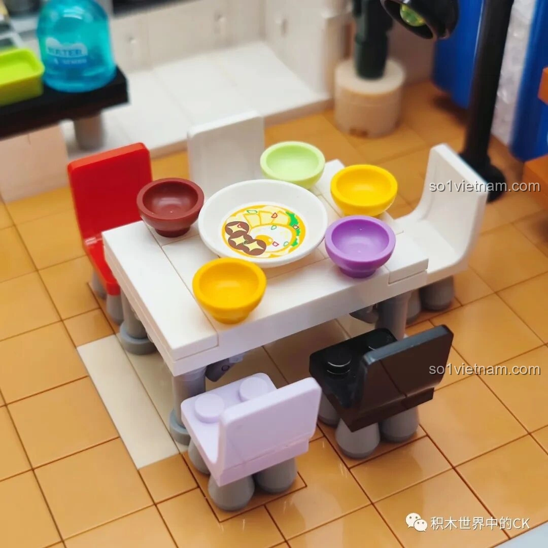 Cảnh quay minifigures trên màn hình máy quay trong bộ lắp ghép Gia Hữu Nhi Nữ - Phiên Bản Kỷ Niệm 18 Năm.