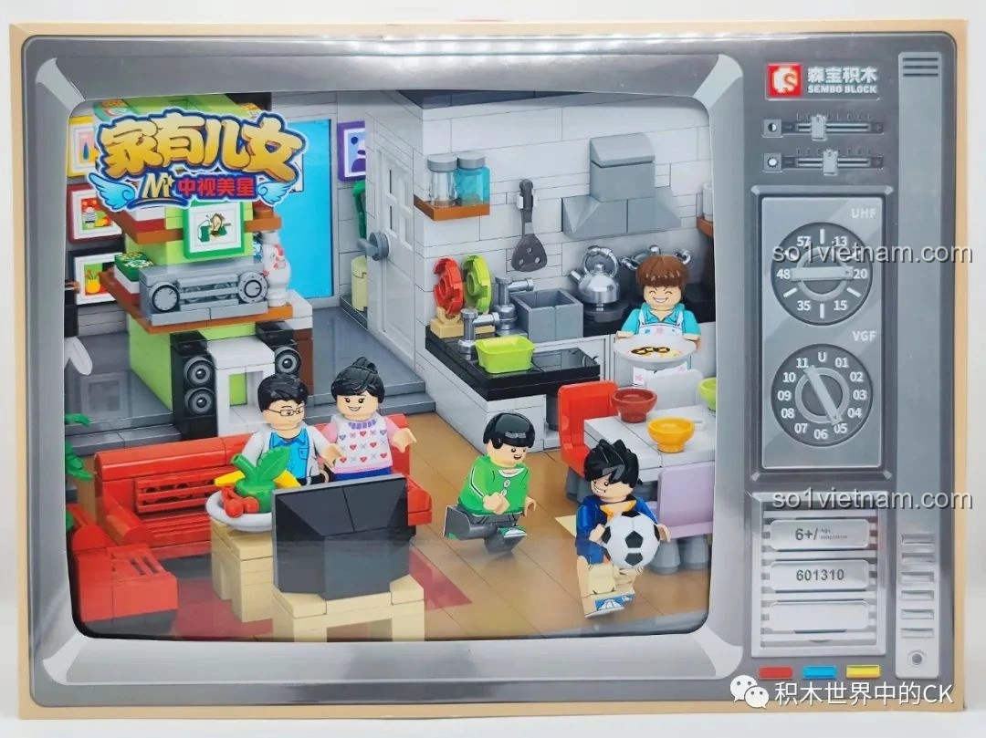 Hộp đồ chơi lắp ghép Căn hộ Gia Hữu Nhi Nữ SEMBO 601310 mặt trước, thiết kế hình TV cổ điển, tái hiện cảnh gia đình sitcom.