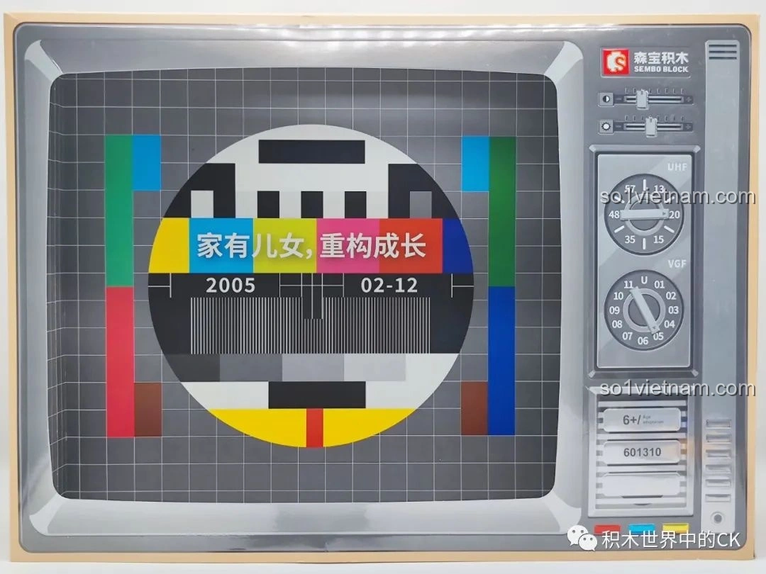 Mặt trước hộp đồ chơi lắp ghép Căn hộ Gia Hữu Nhi Nữ SEMBO 601310 với màn hình test màu TV và thông điệp kỷ niệm.