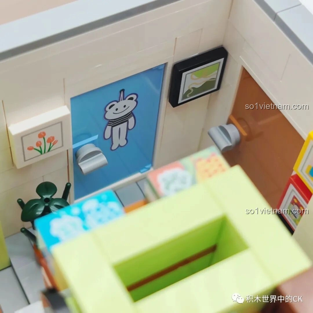 Chi tiết phòng tắm với bồn tắm và sàn gạch caro trong đồ chơi lắp ghép Căn hộ Gia Hữu Nhi Nữ SEMBO 601310.