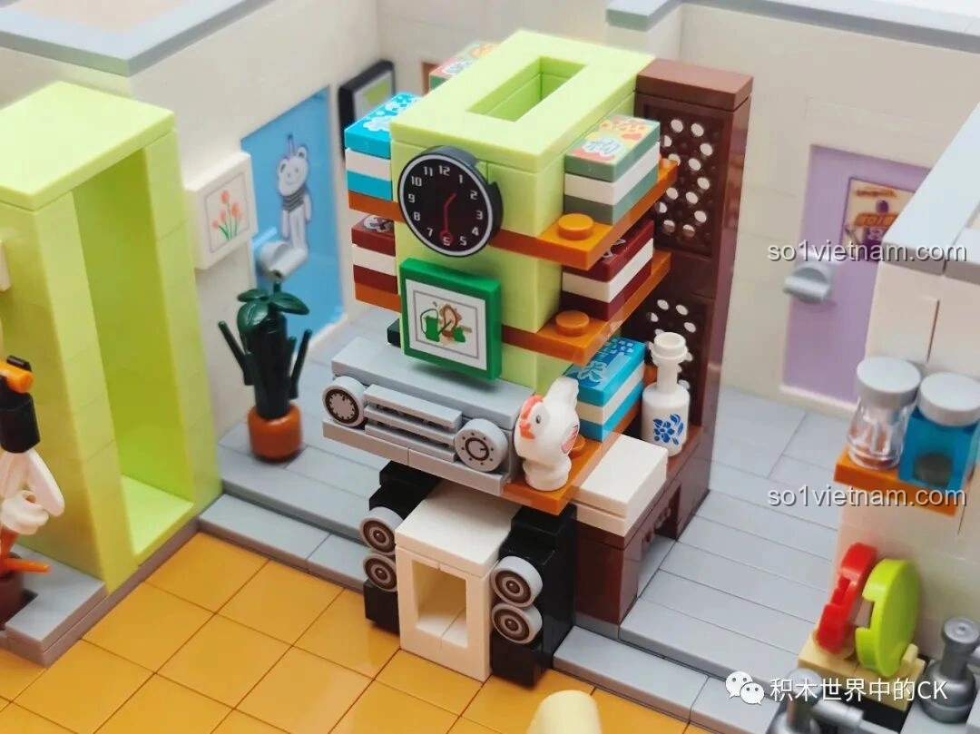 Chi tiết cửa phòng và tranh treo tường trong đồ chơi xây dựng Căn hộ Gia Hữu Nhi Nữ SEMBO 601310.