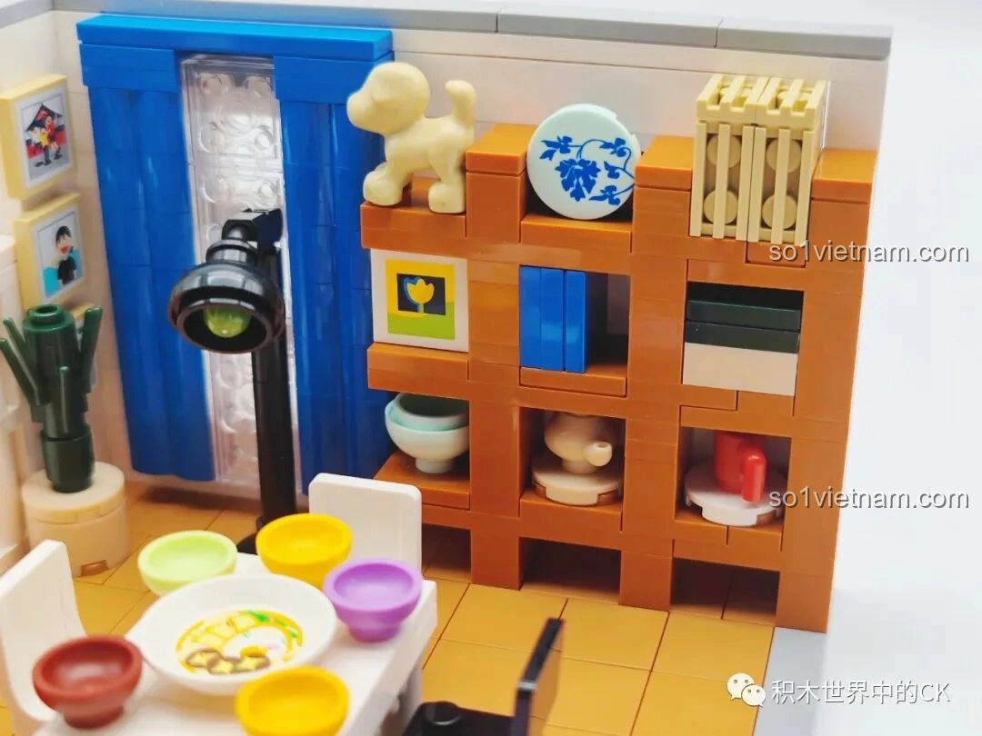 Các minifigures gia đình tương tác trong mô hình đồ chơi xây dựng Căn hộ Gia Hữu Nhi Nữ SEMBO 601310.