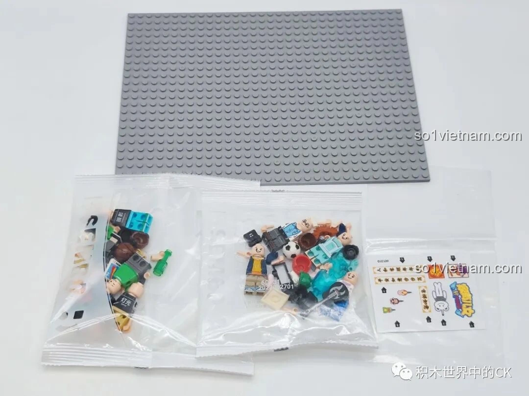 Tấm đế, các túi phụ kiện và sticker của đồ chơi xây dựng Căn hộ Gia Hữu Nhi Nữ SEMBO 601310.