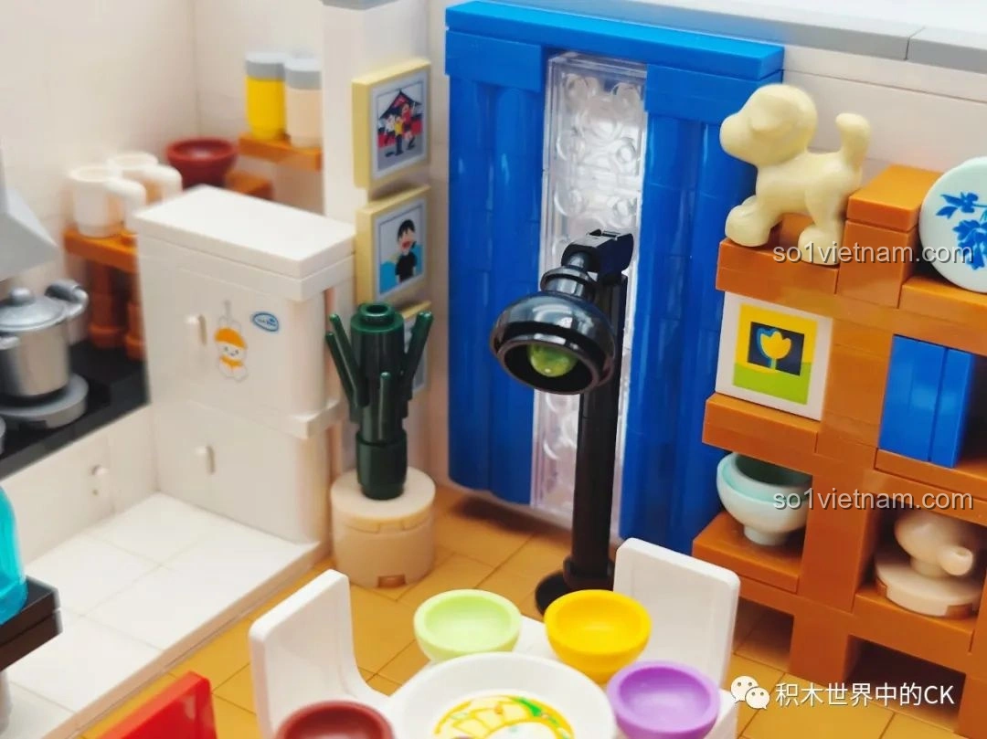 Chi tiết bàn ăn với ghế và bát đĩa trong đồ chơi xếp hình Căn hộ Gia Hữu Nhi Nữ SEMBO 601310.