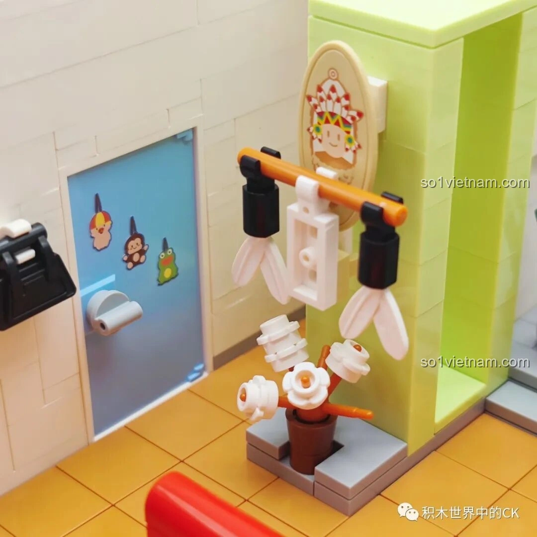 Chi tiết cận cảnh giá sách với các cuốn sách nhỏ trong đồ chơi xếp hình Căn hộ Gia Hữu Nhi Nữ SEMBO 601310.