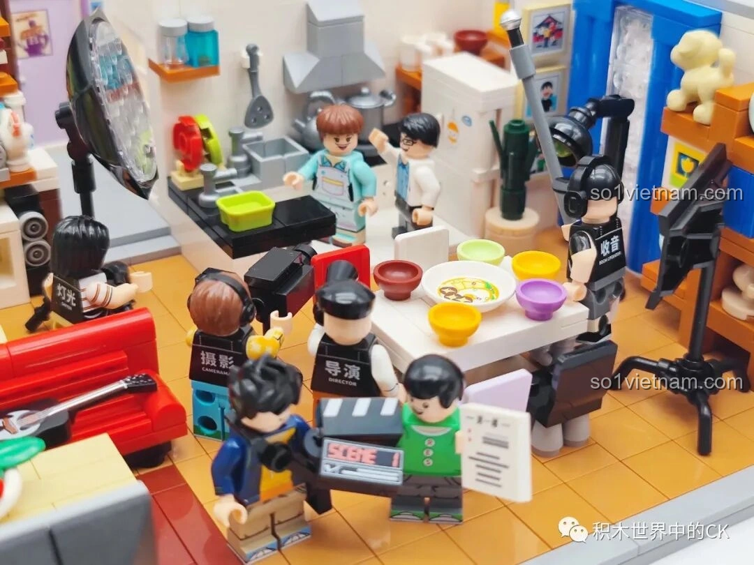 Mô hình hoàn chỉnh đồ chơi xếp hình Căn hộ Gia Hữu Nhi Nữ SEMBO 601310 với ekip làm phim.