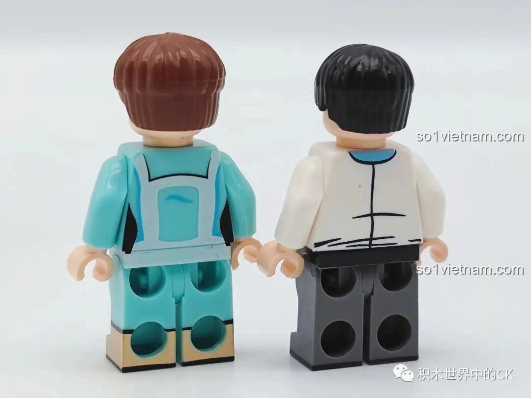 Mặt sau các minifigures con cái của bộ Phim trường Gia Hữu Nhi Nữ SEMBO 601310.
