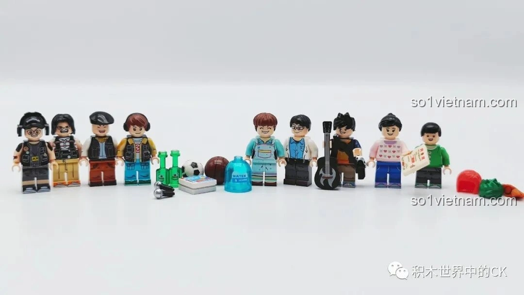 Các minifigures và phụ kiện đi kèm bộ Phim trường Gia Hữu Nhi Nữ SEMBO 601310.