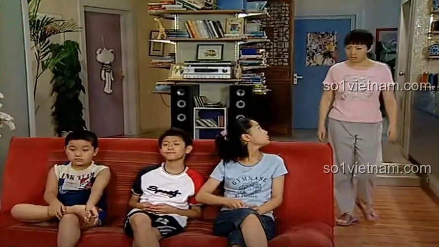 Chi tiết phòng ngủ với giường và gấu bông trong bộ Phim trường Gia Hữu Nhi Nữ SEMBO 601310.