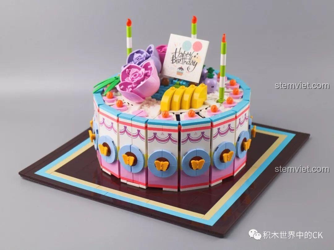 Đồ chơi mô hình Hộp quà bí mật Sembo, Bánh kem 01400, Hộp quà 1400, Bánh sinh nhật 01400, quá trình lắp ráp phần trên cùng của bánh.