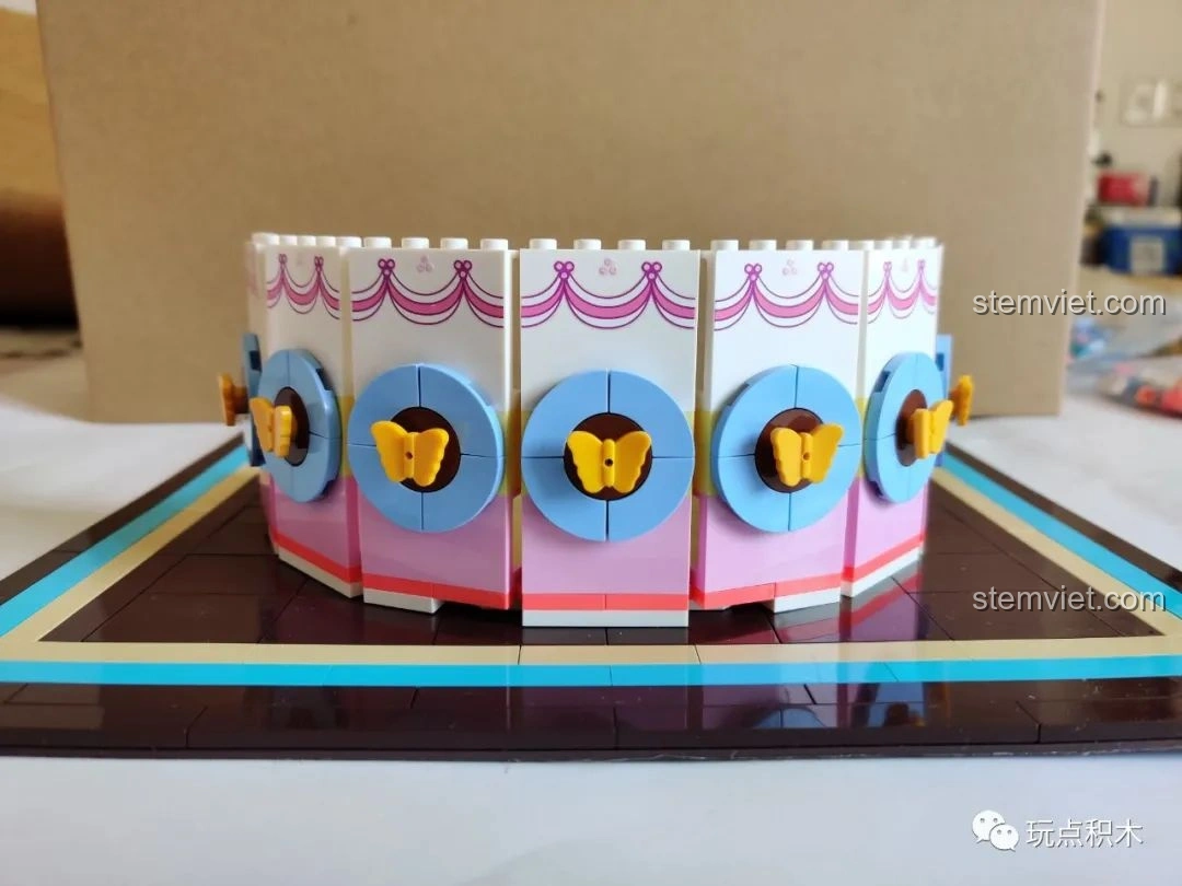 Hoàn thành bước 3 lắp ráp Sembo 601400 Bánh Kem Hộp Quà với chi tiết bướm