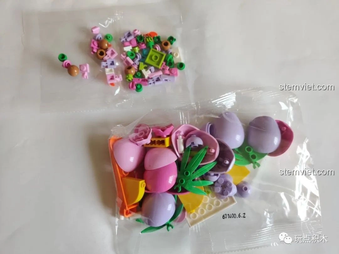 Ba bông hoa hồng lắp ráp đẹp mắt của Sembo 601400 Bánh Kem Hộp Quà