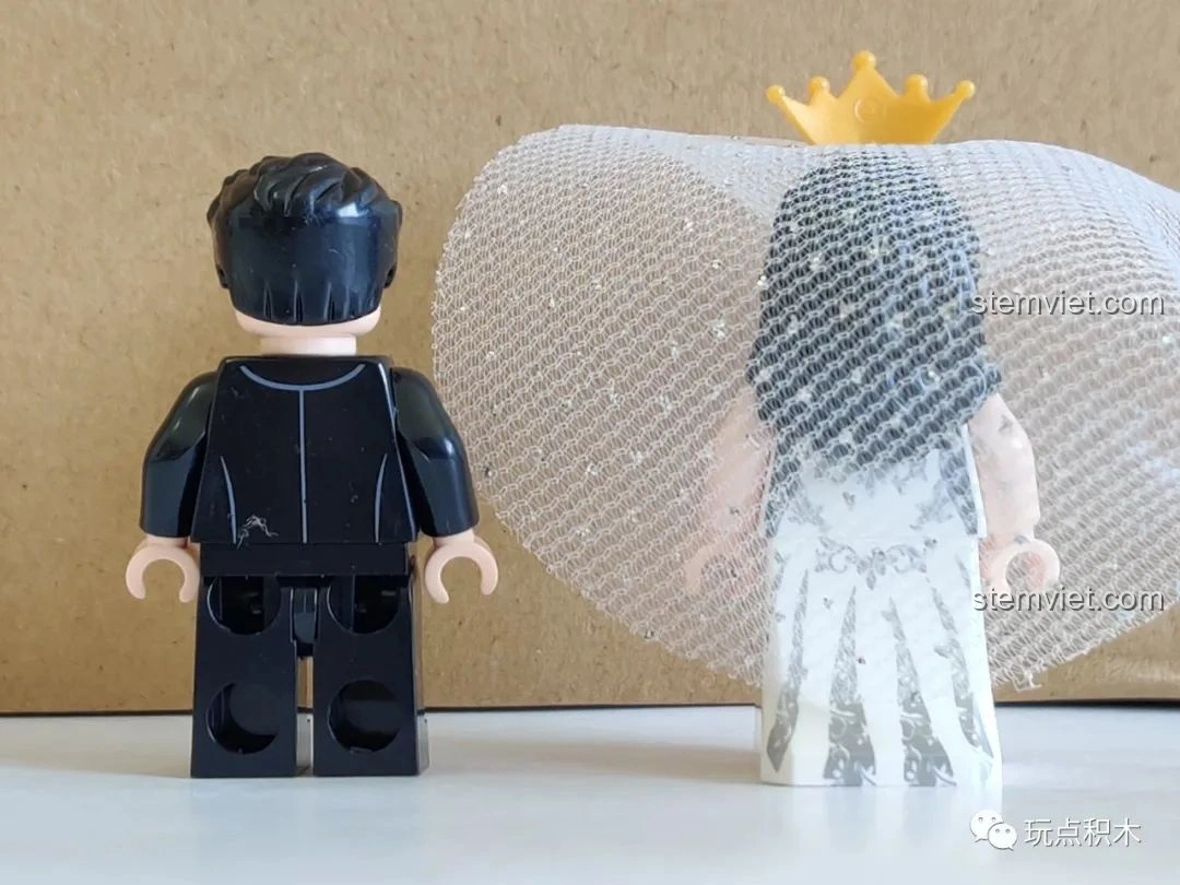 Mặt sau của minifigures cô dâu chú rể Sembo 601400 Bánh Kem Hộp Quà