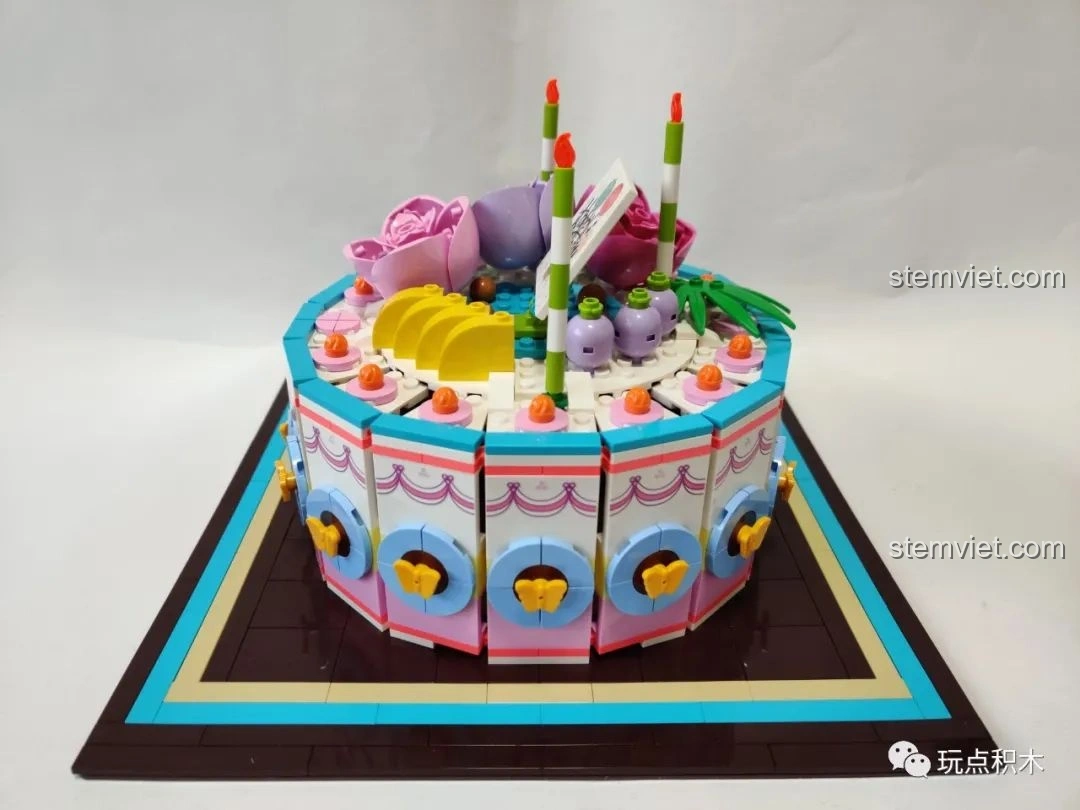 Cận cảnh phần trang trí đỉnh bánh của Sembo 601400 Bánh Kem Hộp Quà