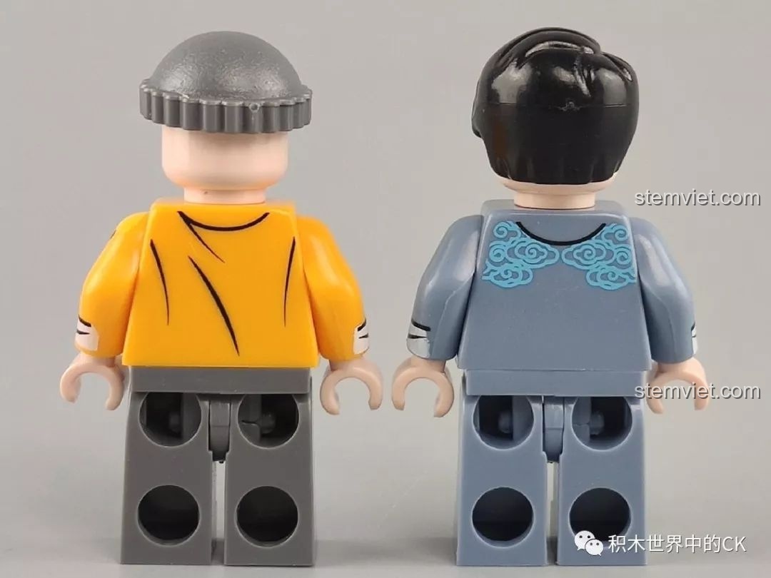Mặt sau của hai minifigure từ bộ đồ chơi lắp ráp SEMBO 601600 Quán Vịt Quay.