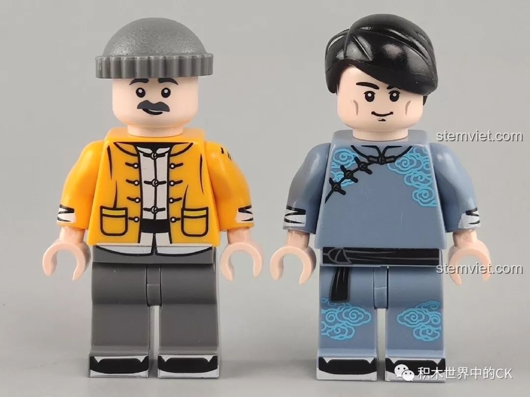 Hai minifigure của bộ đồ chơi lắp ráp SEMBO 601600 Quán Vịt Quay, với trang phục cổ điển.