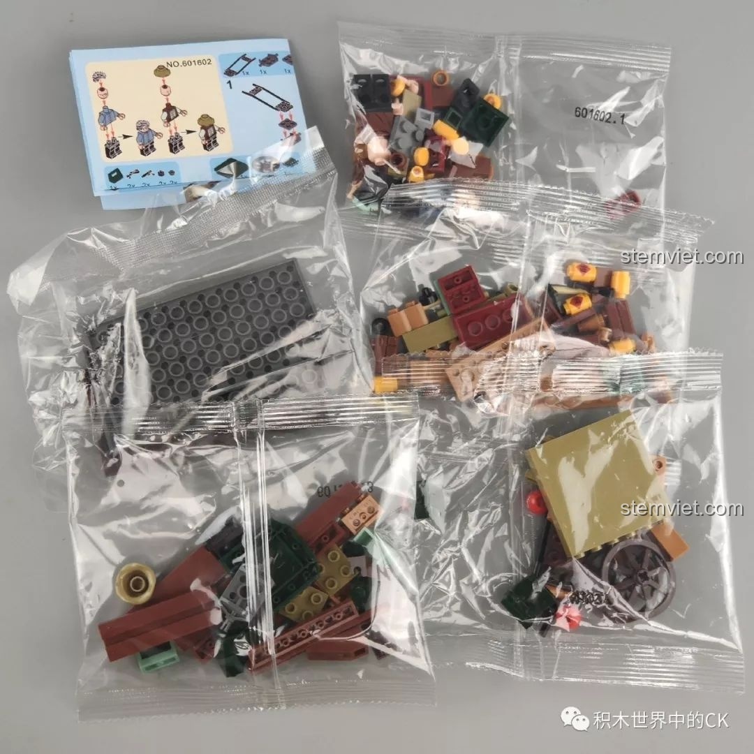 Các túi mảnh ghép và sách hướng dẫn của bộ đồ chơi lắp ráp SEMBO 601602 Tiệm Bánh Kẹo.