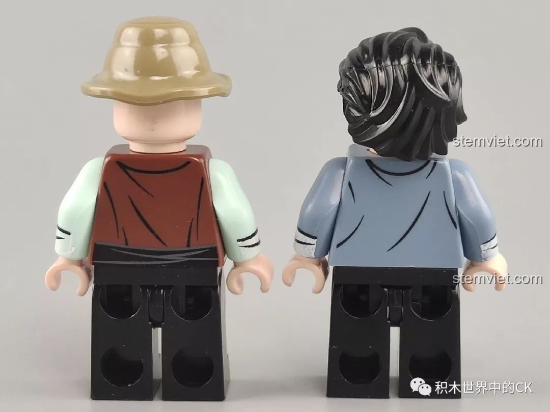 Mặt sau của hai minifigure từ bộ đồ chơi lắp ráp SEMBO 601602 Tiệm Bánh Kẹo.