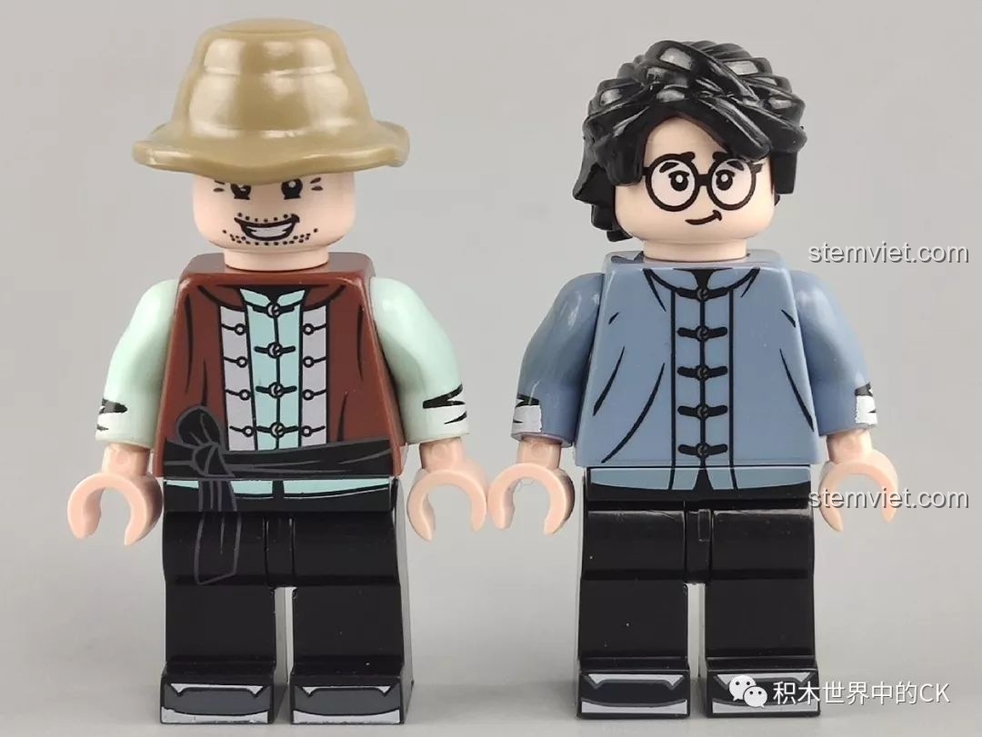 Hai minifigure của bộ đồ chơi lắp ráp SEMBO 601602 Tiệm Bánh Kẹo, với trang phục dân dã.