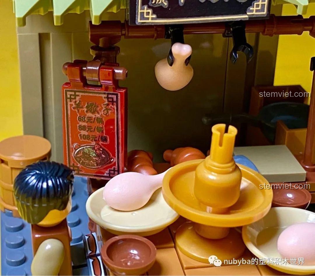 Cận cảnh bảng giá và quầy trưng bày thực phẩm trong mô hình Cửa hàng lẩu dê xương Bắc Kinh.