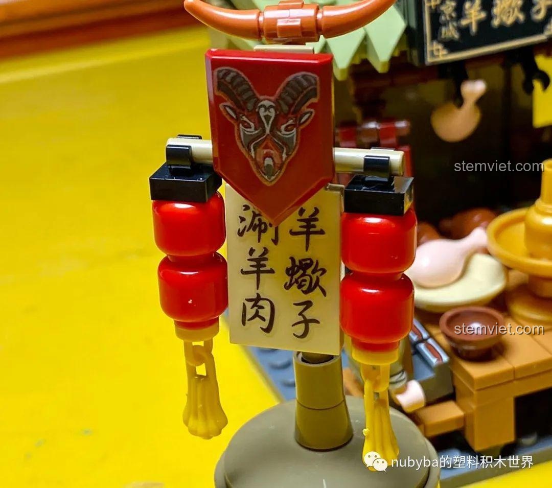 Cận cảnh biểu ngữ và đèn lồng đỏ của Cửa hàng lẩu dê xương Bắc Kinh, với hình đầu dê đặc trưng.