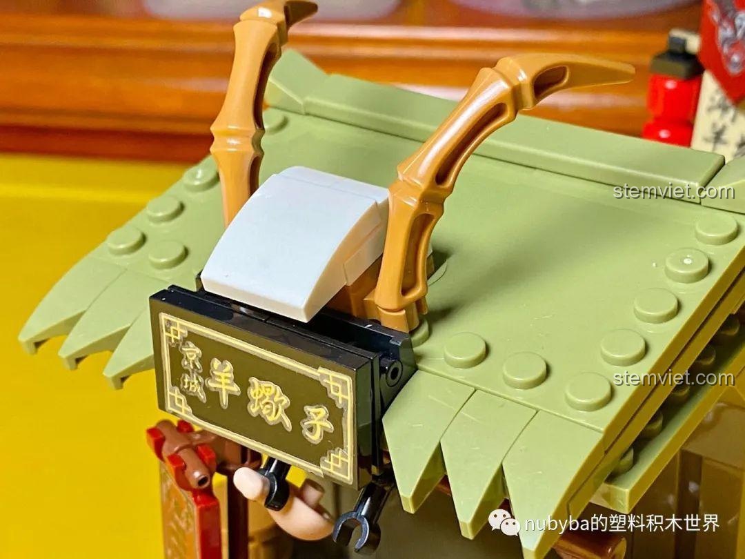 Cận cảnh mái nhà của Cửa hàng lẩu dê xương Bắc Kinh, với chi tiết tre trúc và ngói xanh.