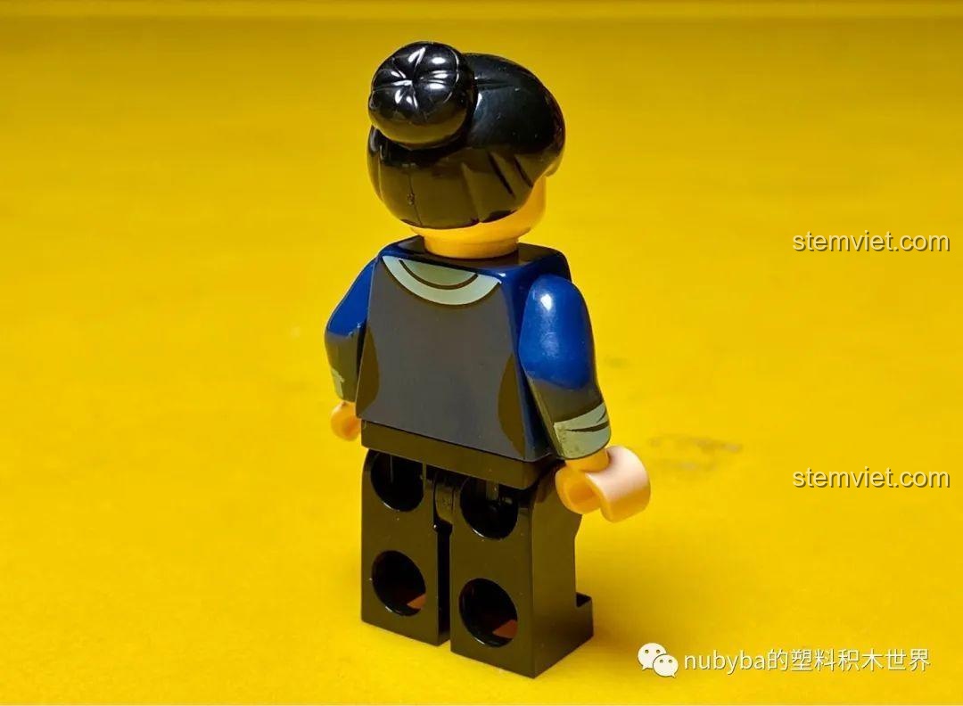 Mặt sau của minifigure khách hàng nữ, hiển thị kiểu tóc búi và chi tiết trang phục.