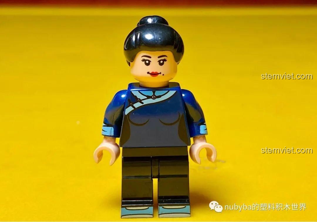 Minifigure khách hàng nữ của bộ lắp ráp Cửa hàng lẩu dê xương Bắc Kinh, với trang phục giản dị.