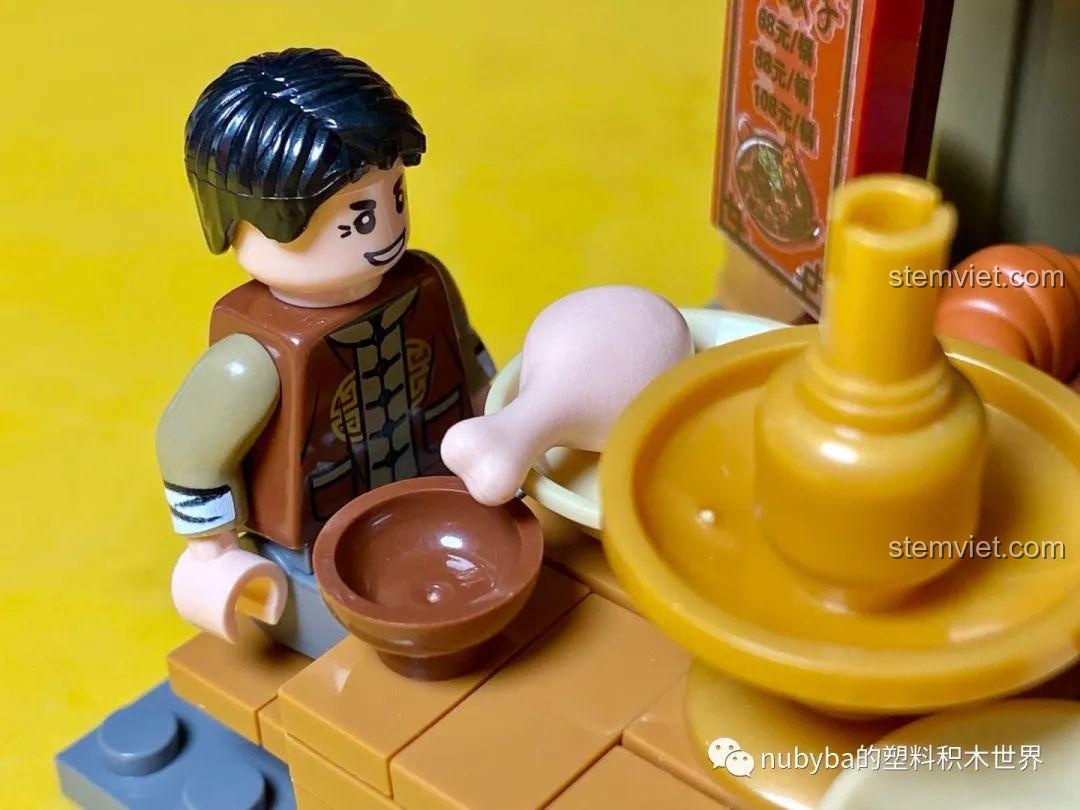Minifigure chủ quán đang phục vụ khách hàng nữ tại bàn ăn của Cửa hàng lẩu dê xương Bắc Kinh.