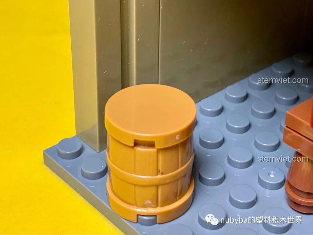 Cận cảnh thùng gỗ nhỏ trong mô hình Cửa hàng lẩu dê xương Bắc Kinh, tăng thêm tính chân thực.