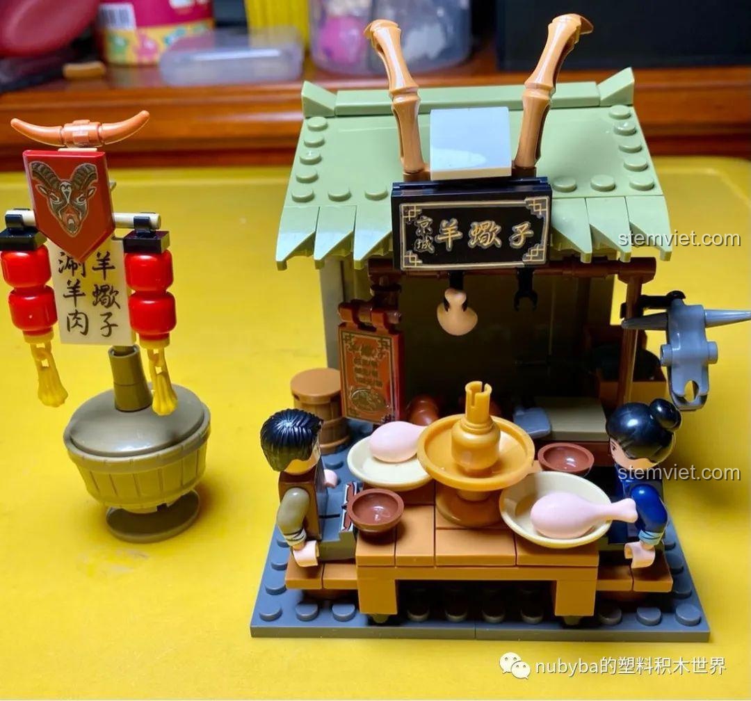 Mô hình lắp ráp hoàn chỉnh của Cửa hàng lẩu dê xương Bắc Kinh SEMBO 601603, với các minifigure và chi tiết.