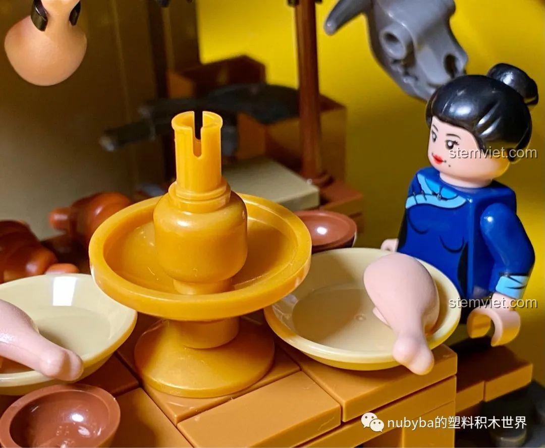 Cận cảnh bàn ăn và minifigure khách hàng trong Cửa hàng lẩu dê xương Bắc Kinh, thể hiện sự tương tác.