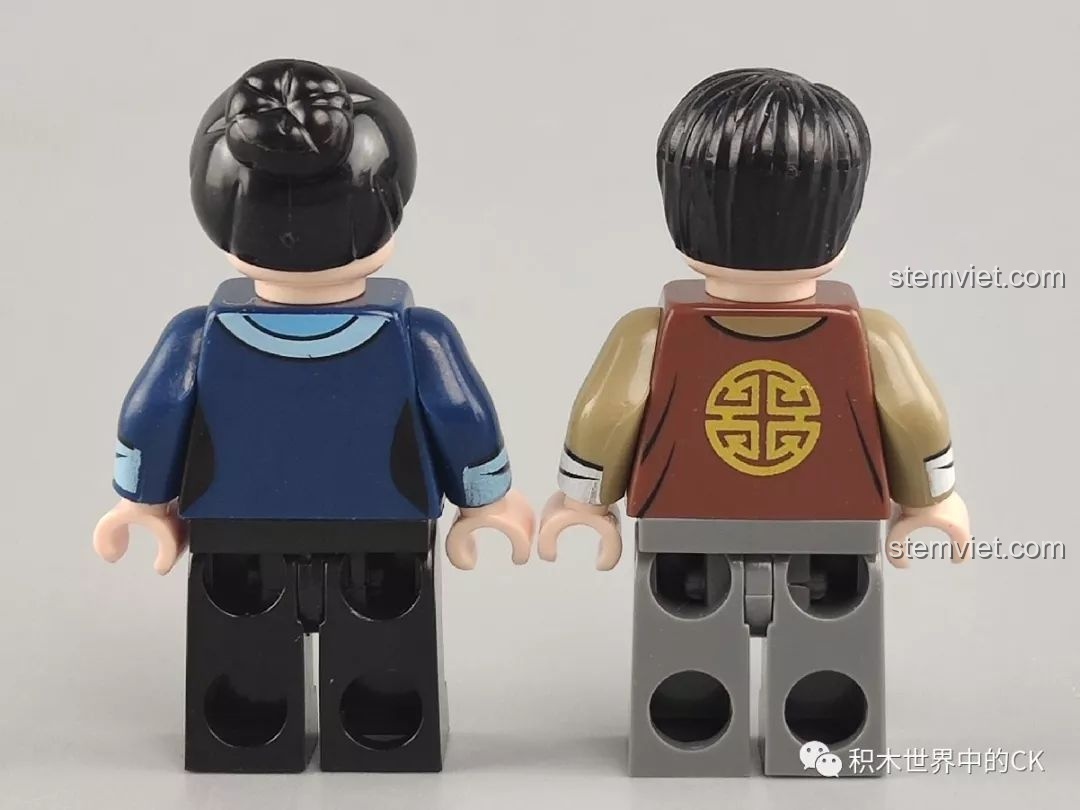 Mặt sau của hai minifigure từ bộ đồ chơi lắp ráp SEMBO 601603 Quán Lẩu Dê.