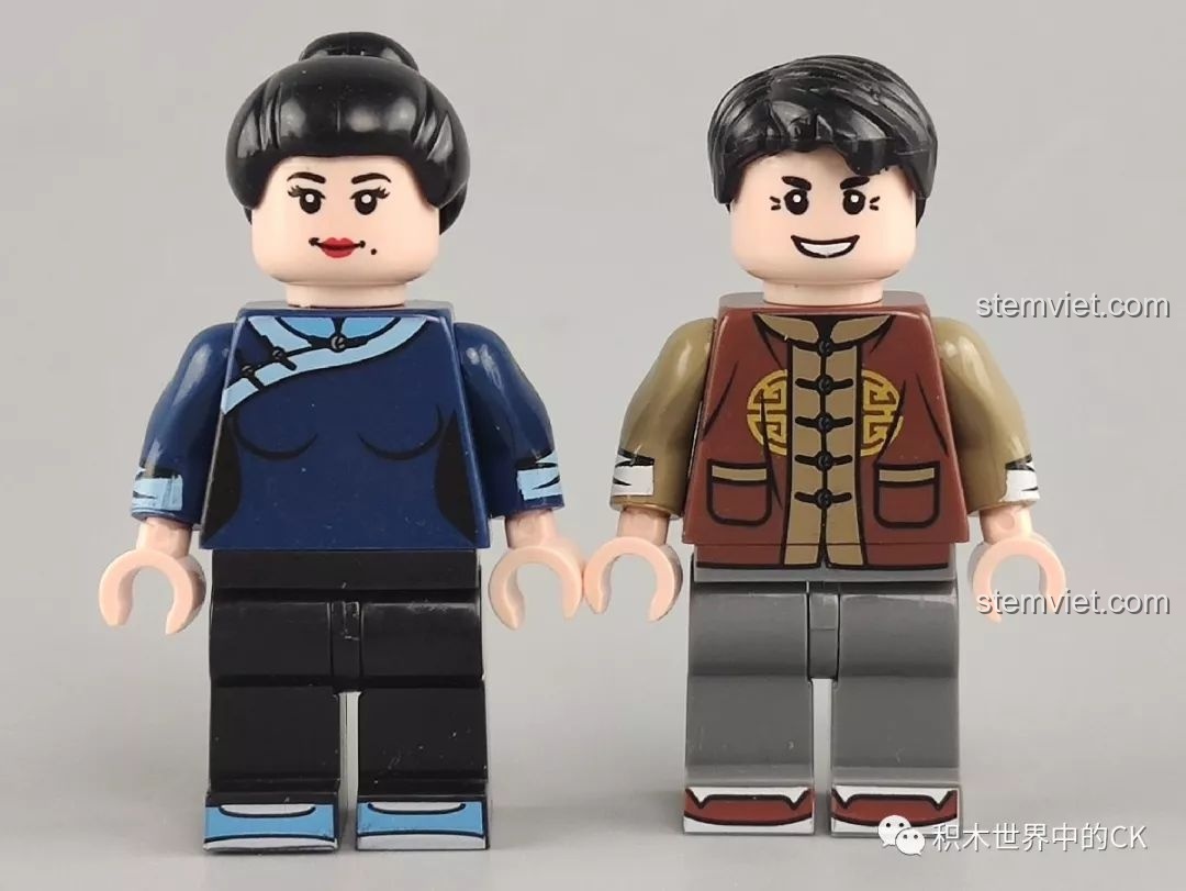 Hai minifigure của bộ đồ chơi lắp ráp SEMBO 601603 Quán Lẩu Dê, với trang phục truyền thống.