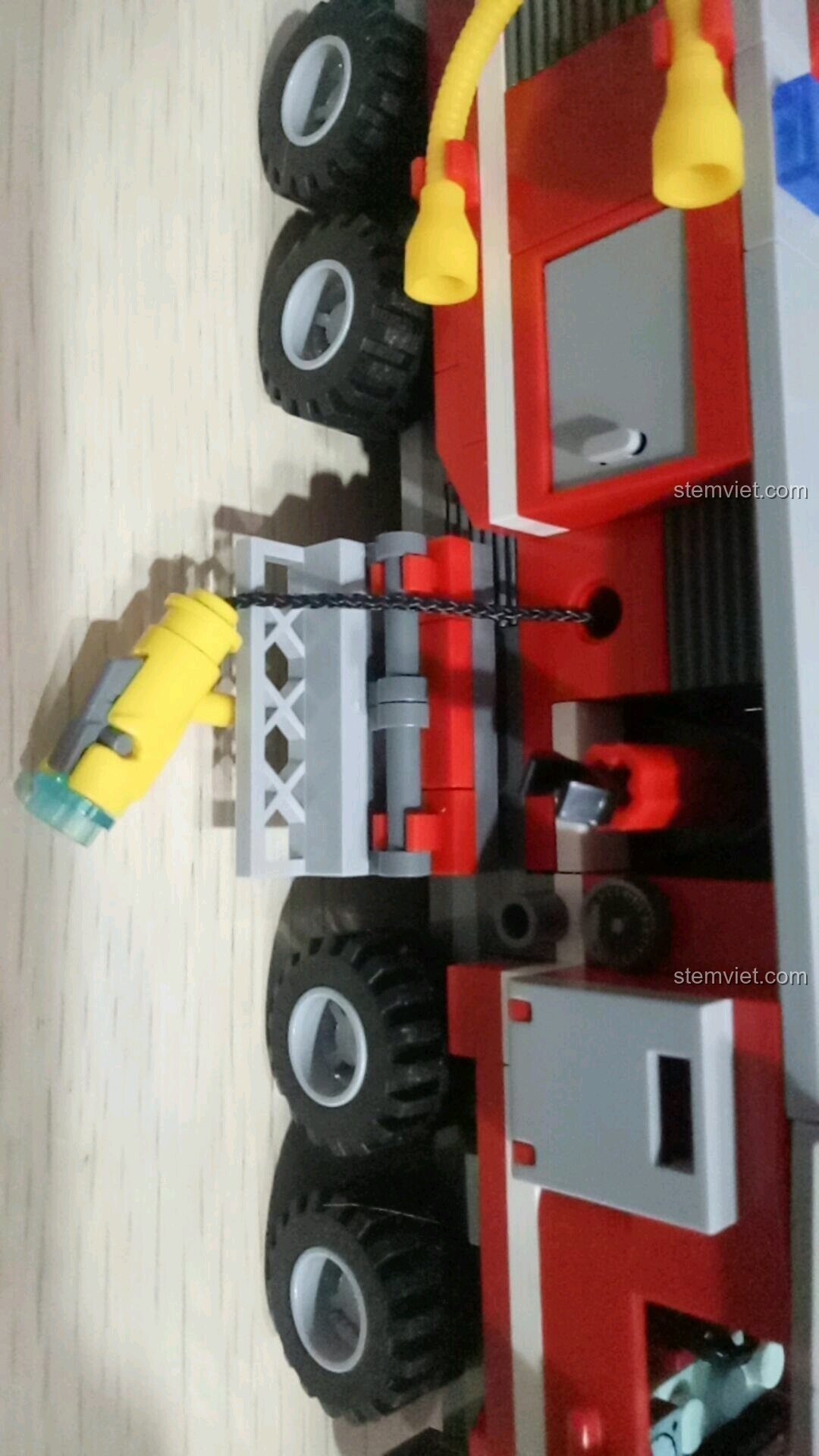 Cơ chế thu gọn vòi rồng bên thân xe của bộ lắp ghép SEMBO 603034 Xe Cứu Hỏa Đa Năng 27in1.