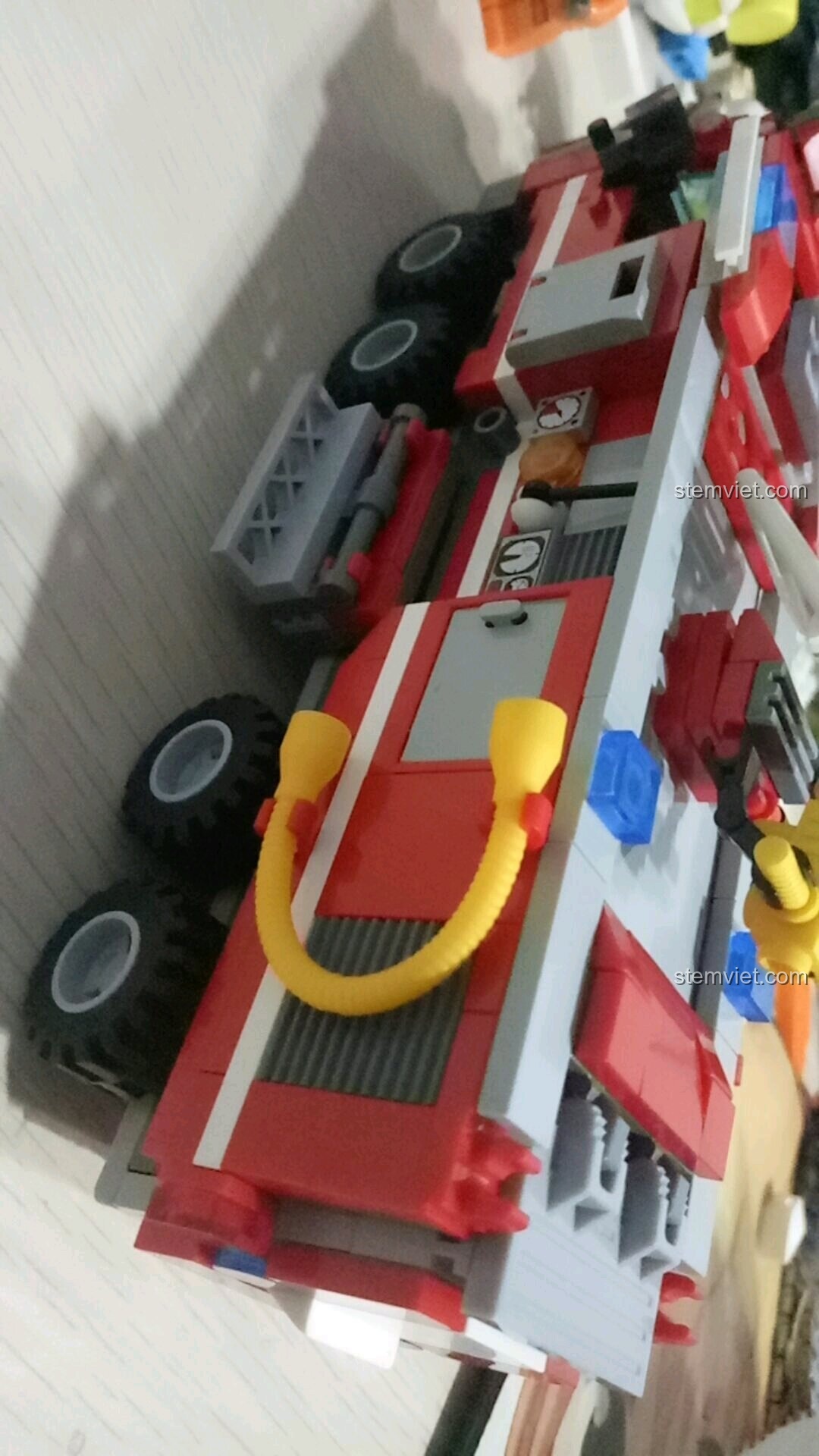 Hai vòi rồng trên xe cứu hỏa của bộ lắp ghép SEMBO 603034 Xe Cứu Hỏa Đa Năng 27in1, một trên nóc và một bên thân.