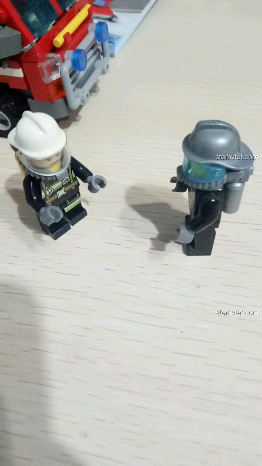 Hai minifigures lính cứu hỏa đang thảo luận trong kịch bản cứu hỏa của bộ SEMBO 603034.