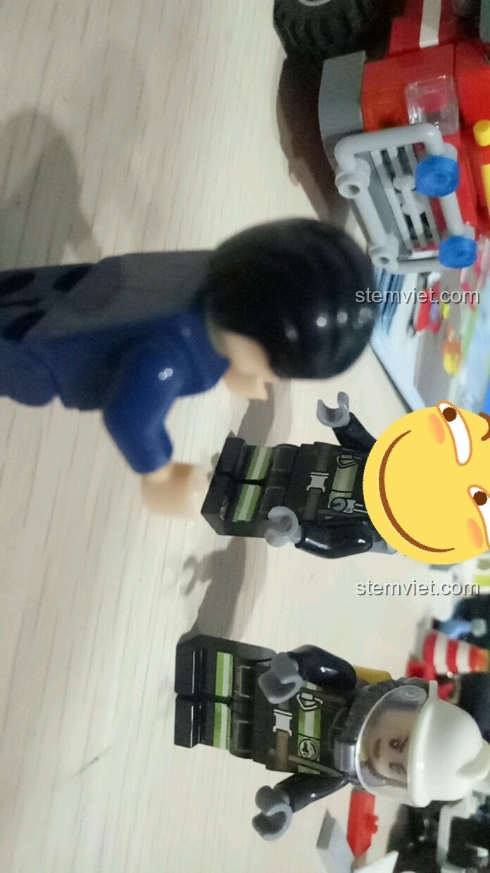 Minifigure lính cứu hỏa bị sa thải trong kịch bản cứu hỏa của bộ SEMBO 603034.