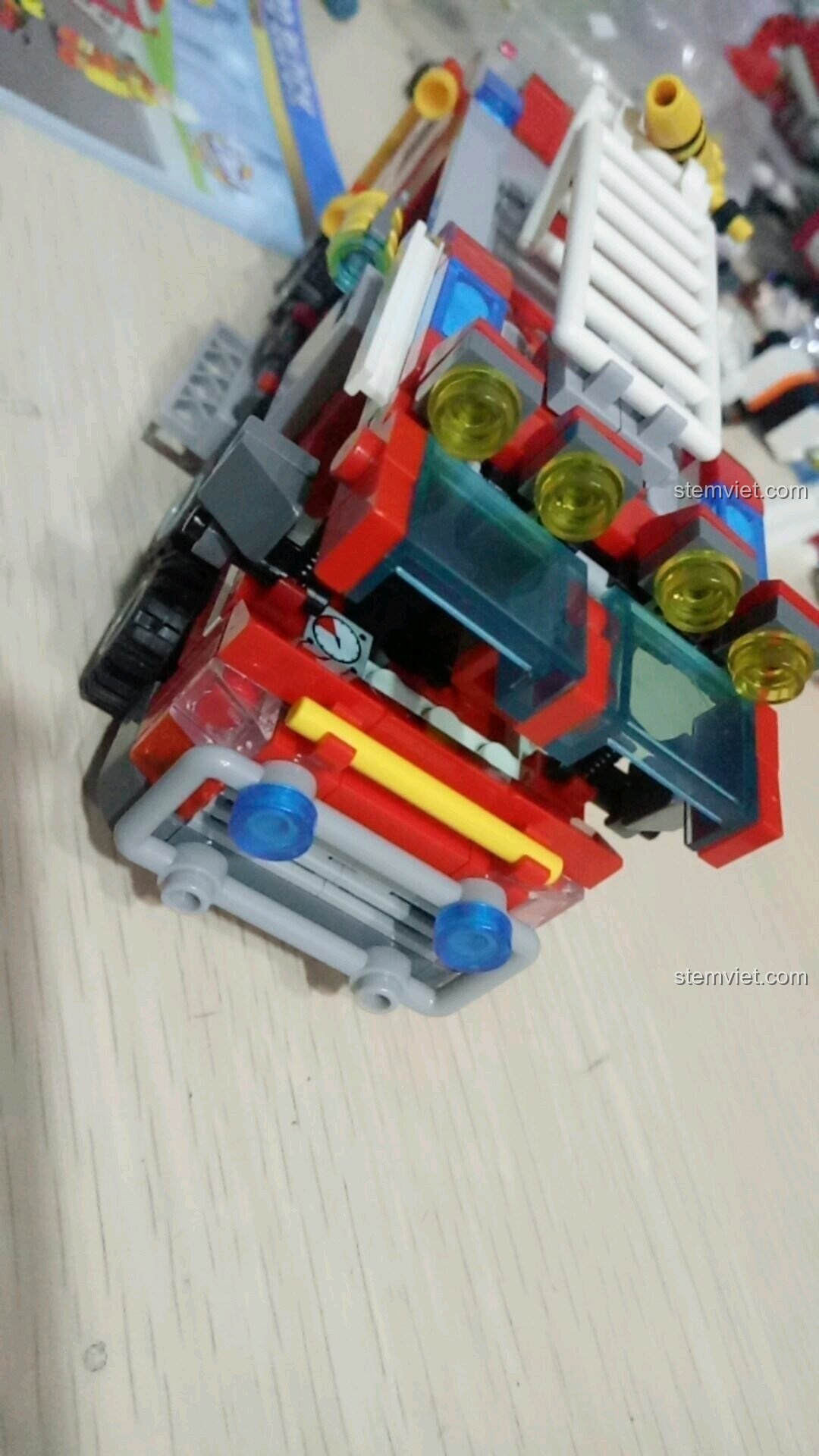 Kính chắn gió của xe cứu hỏa trong bộ lắp ghép SEMBO 603034 Xe Cứu Hỏa Đa Năng 27in1 có thể mở ra.