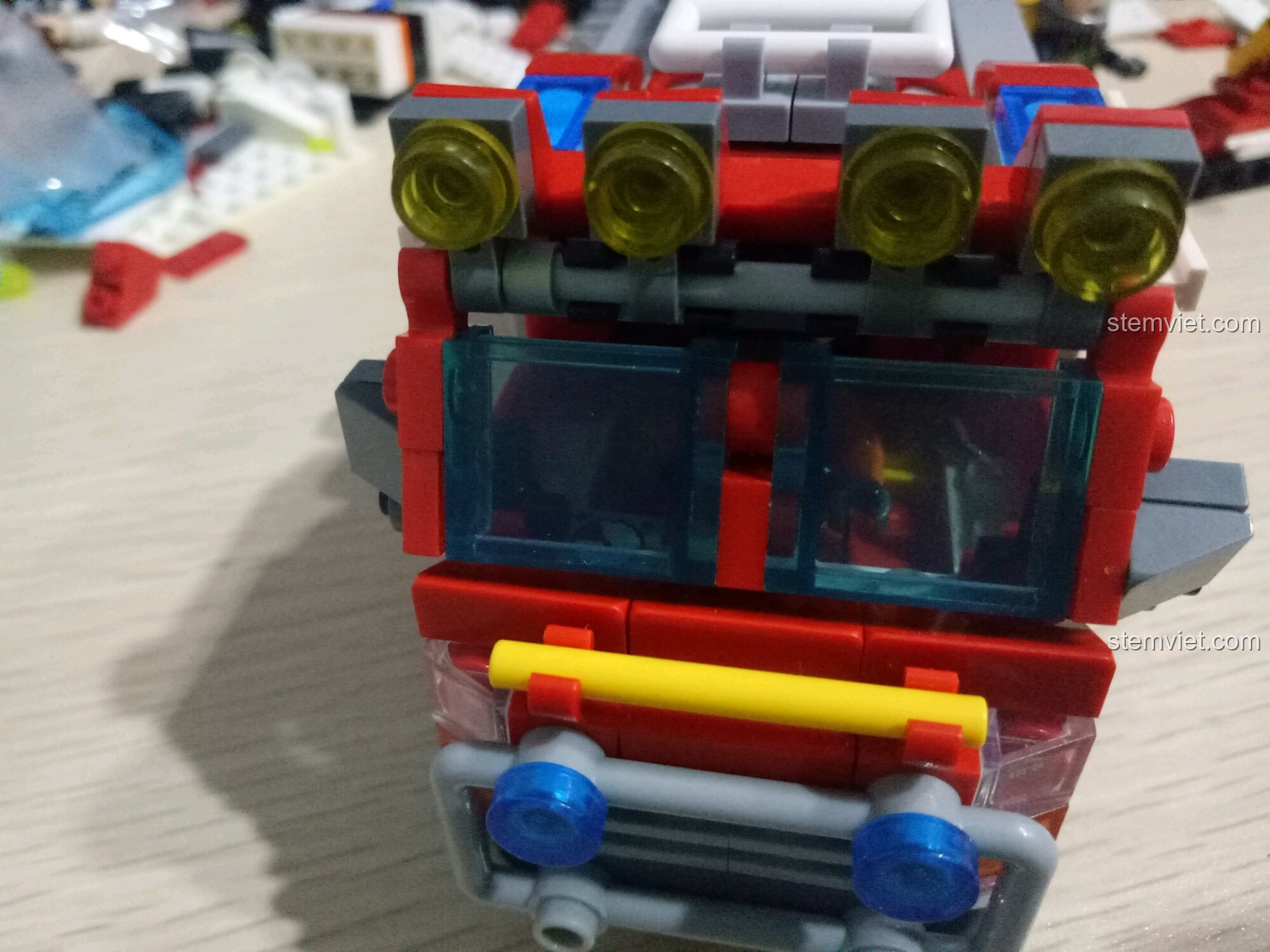 Chi tiết kính chắn gió và đèn pha của xe cứu hỏa trong bộ lắp ghép SEMBO 603034 Xe Cứu Hỏa Đa Năng 27in1.