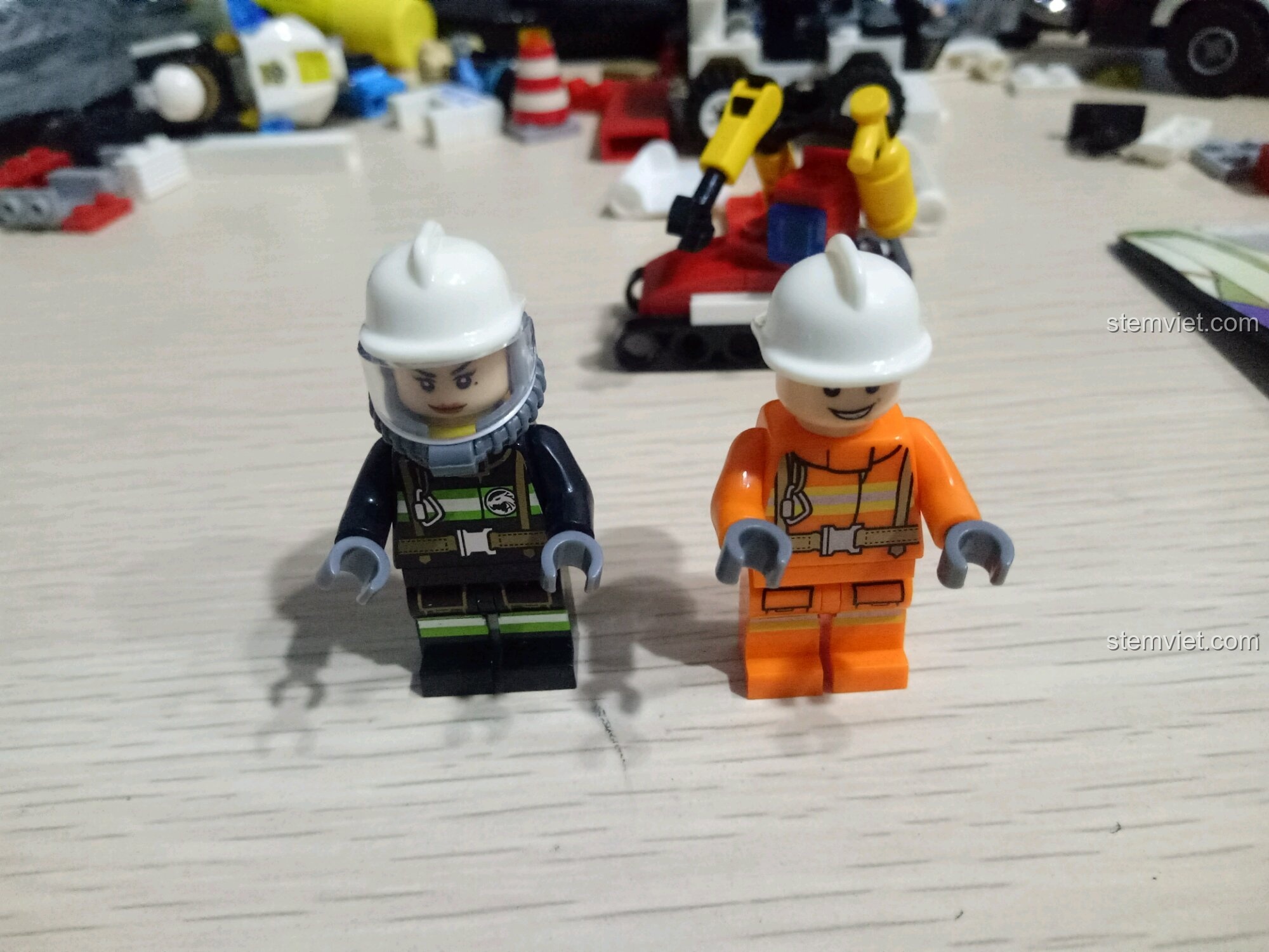 Hai minifigures lính cứu hỏa của bộ lắp ghép SEMBO 603034 Xe Cứu Hỏa Đa Năng 27in1, in ấn hai mặt.