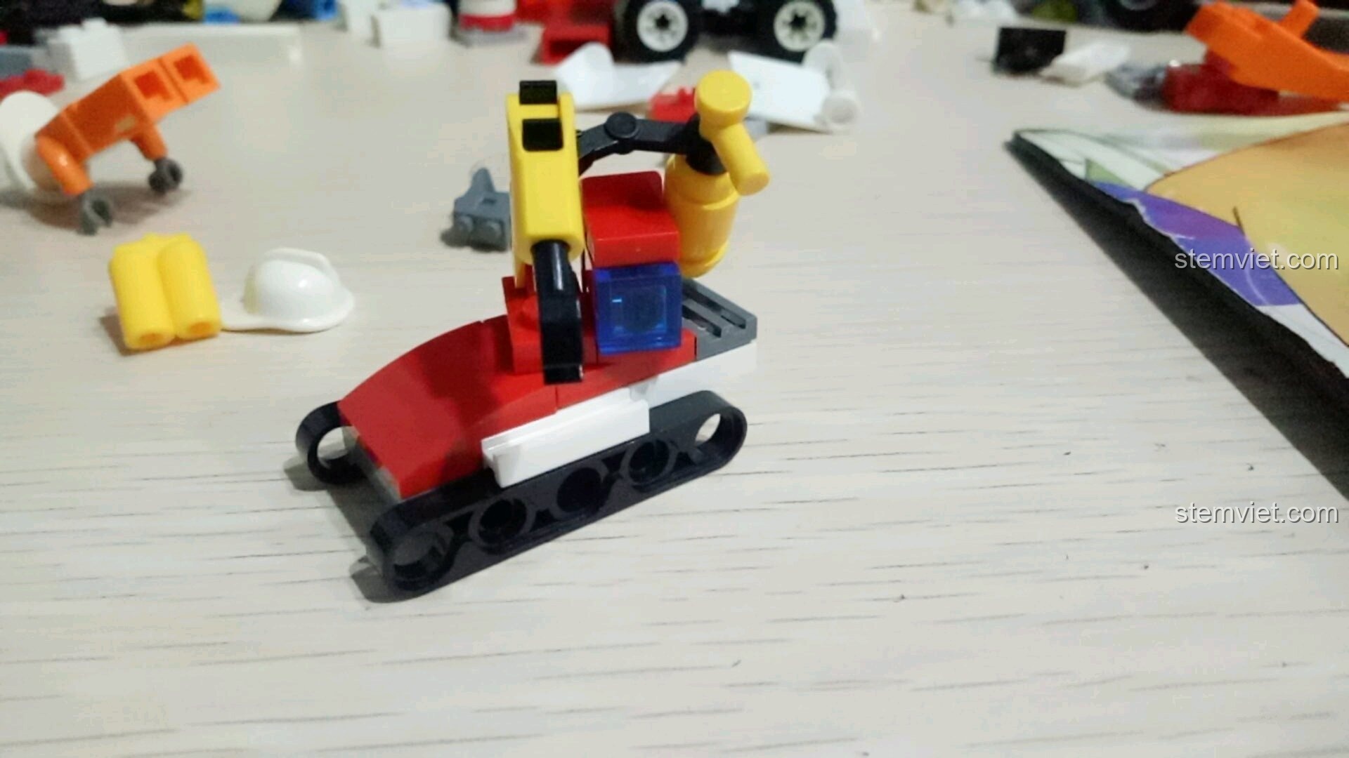 Robot cứu hộ mini đi kèm trong bộ đồ chơi lắp ráp SEMBO 603034 Xe Cứu Hỏa Đa Năng 27in1.