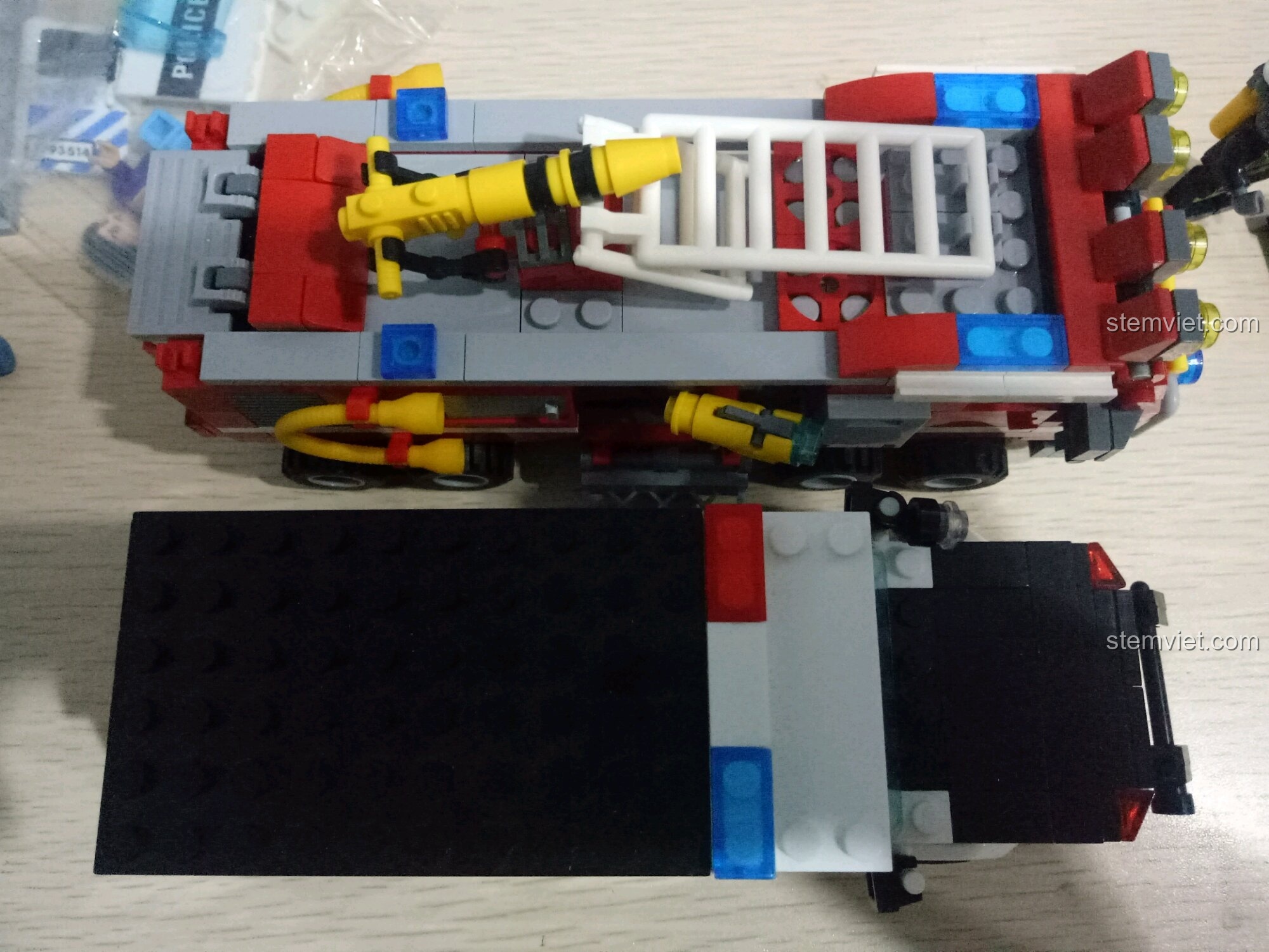 Góc nhìn từ trên xuống khi so sánh xe cứu hỏa SEMBO 603034 Xe Cứu Hỏa Đa Năng 27in1 với một mô hình khác.