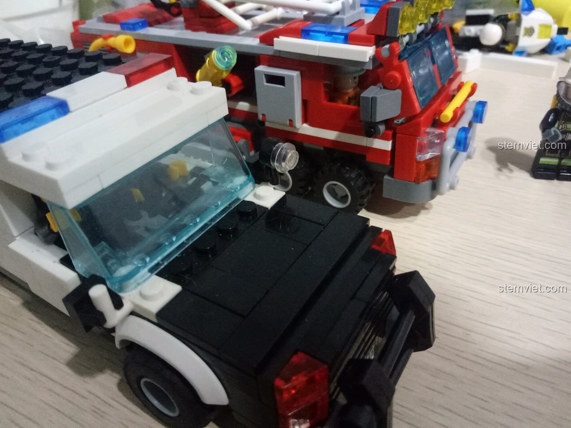 So sánh kích thước xe cứu hỏa SEMBO 603034 Xe Cứu Hỏa Đa Năng 27in1 với một chiếc xe cảnh sát MOC khác.