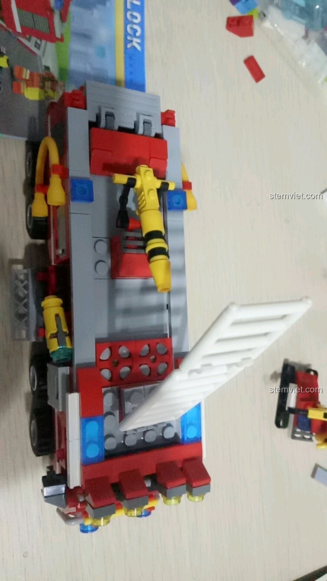 Chi tiết thang cứu hỏa và vòi rồng trên nóc xe của bộ lắp ghép SEMBO 603034 Xe Cứu Hỏa Đa Năng 27in1.