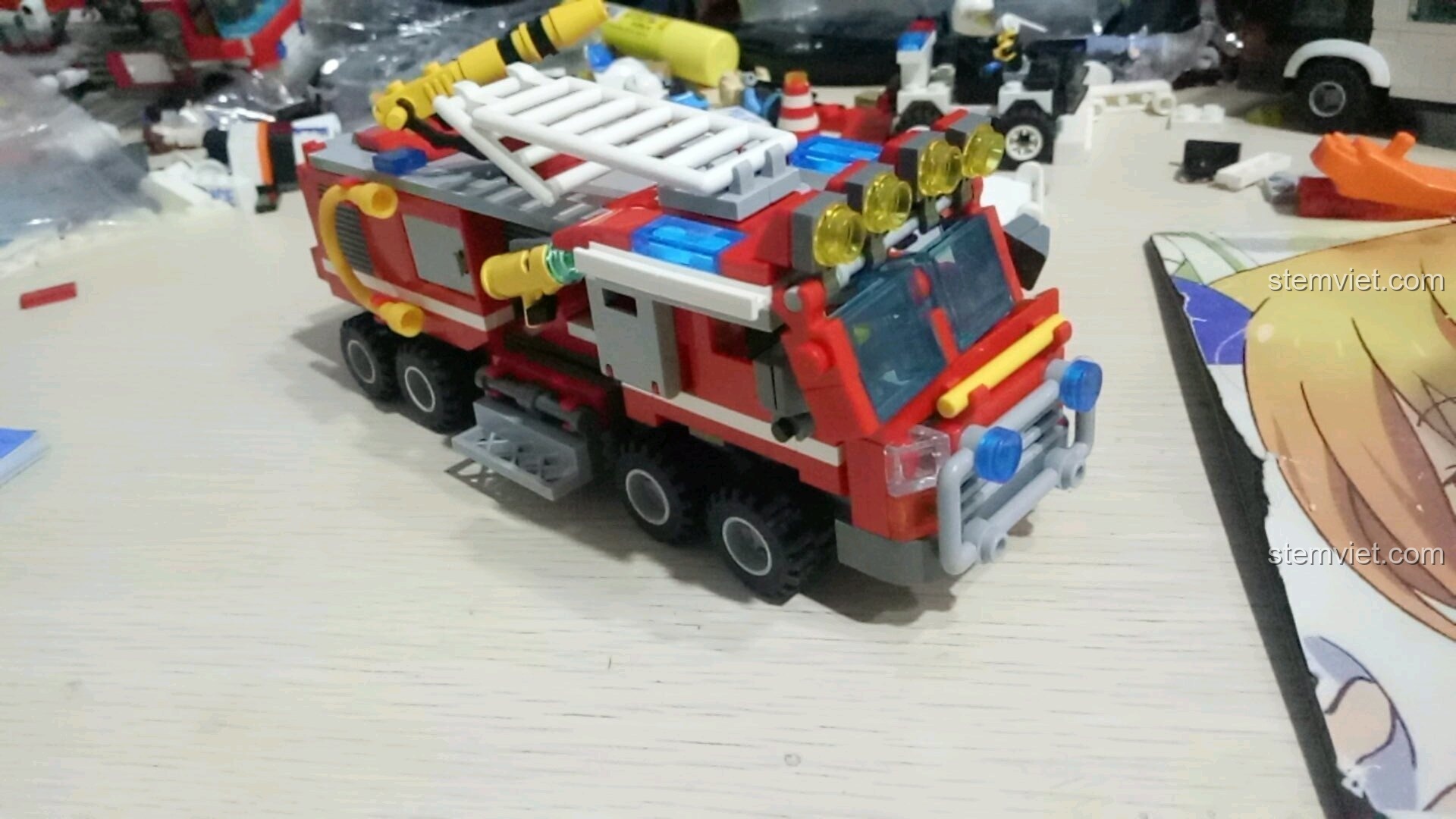 Tổng thể chiếc xe cứu hỏa chính đã lắp ráp hoàn chỉnh từ bộ SEMBO 603034 Xe Cứu Hỏa Đa Năng 27in1.